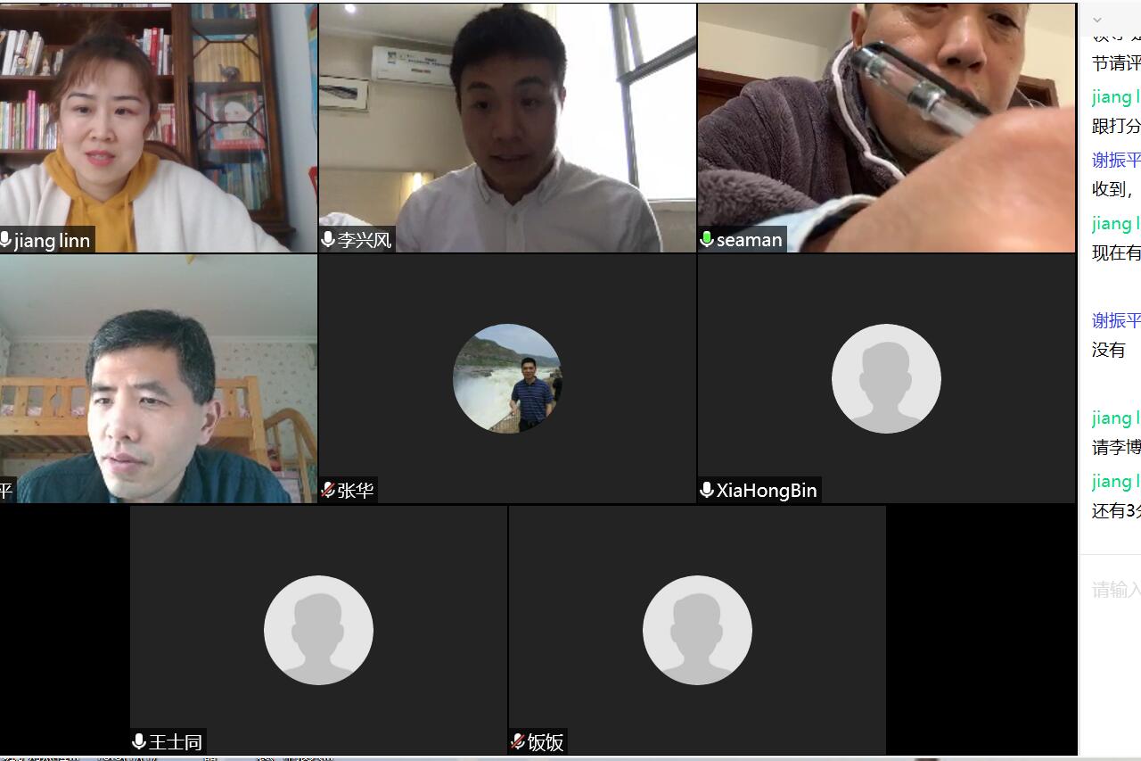 面试评审小组的领导专家与面试者交流 面试评审小组的领导专家与面试者交流