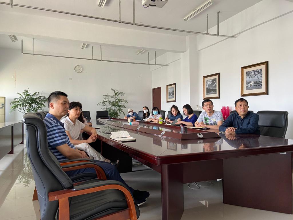 98堂
党员干部正在收看开幕式盛况